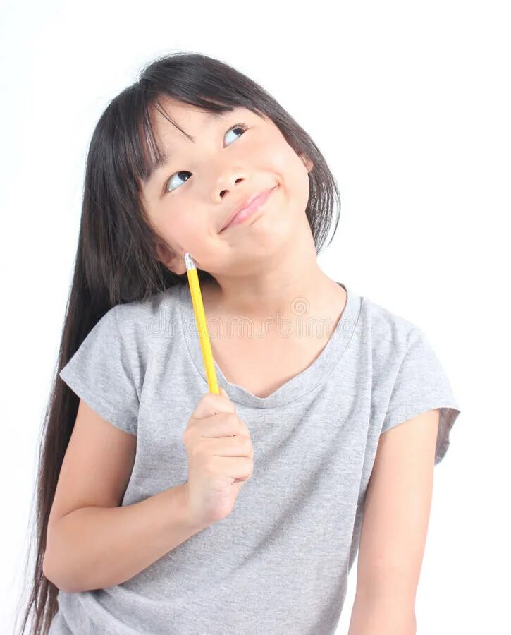 Маленькая девочка держит мячик. Девушка с бумажным самолетиком. Девочка держит мальчика за. Молодой девочка держит. Рука держит огурец.