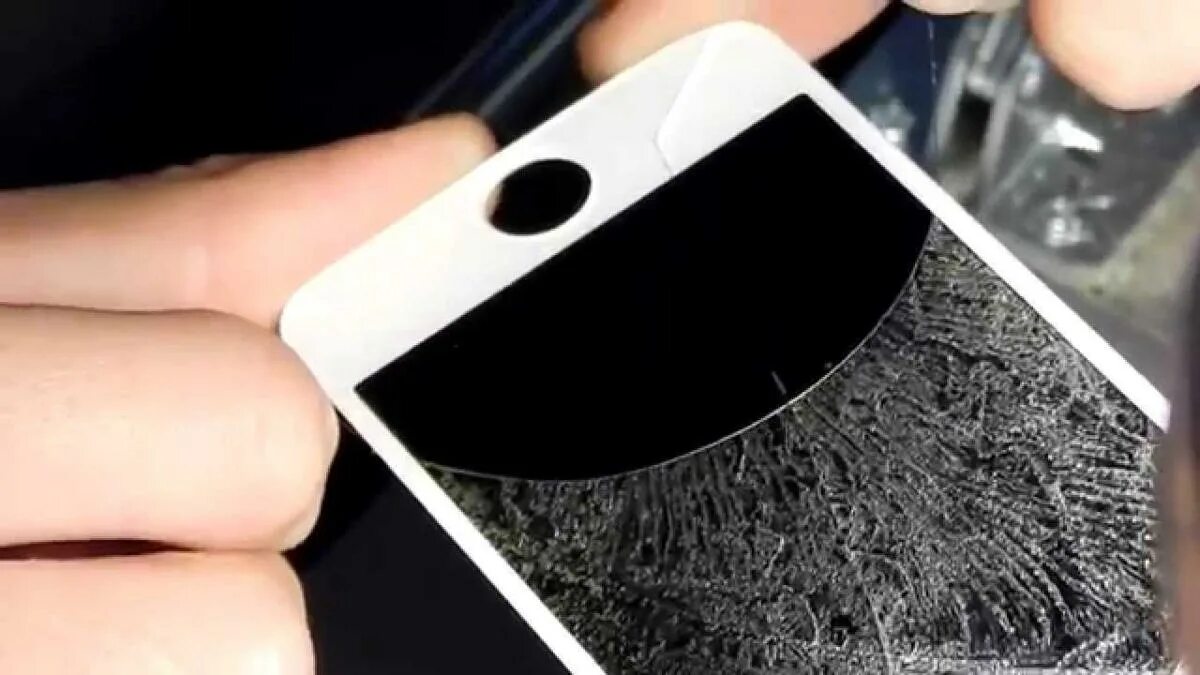Заменить стекло на смартфоне цена. Переклейка стекла на смартфоне. Отремонтировать стекло на телефоне. Трещина на защитном стекле айфона. Разбитое защитное стекло на айфон 6s.