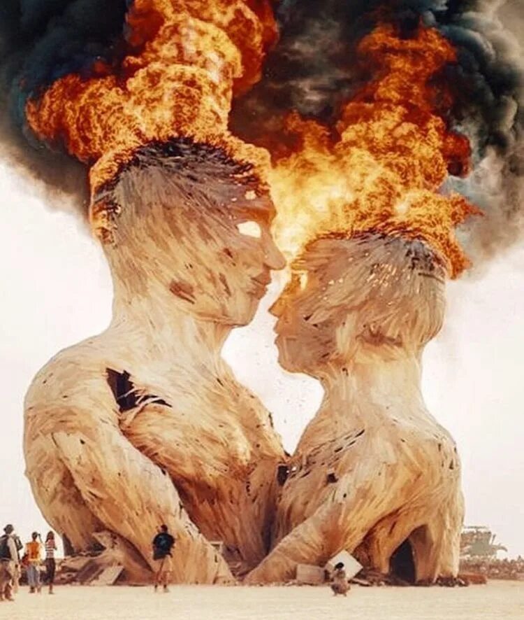 Горящие головы. Burning man 1998. Бёрнинг Мэн горит. Берн Мэн фестиваль. Бёрнинг Мэн статуя.