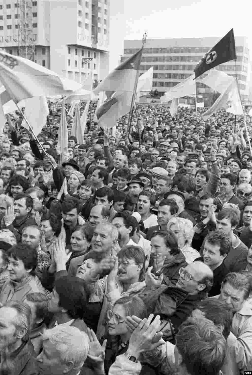 9 апреля 1989 года в тбилиси. 3 октября 1989. Румыния 1989 секуритате. 1989 год вокруг здания кгб живая цепь. Демонстрация в лейпциге 1989.