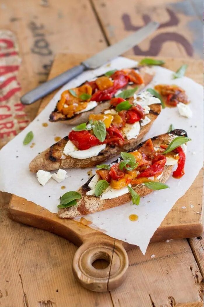 Брускетты капрезе. Брускетта с сыром камамбер. Брускетта с камамбером и грушей. Вафли с яйцом пашот и беконом. Брускетта с камамбером.