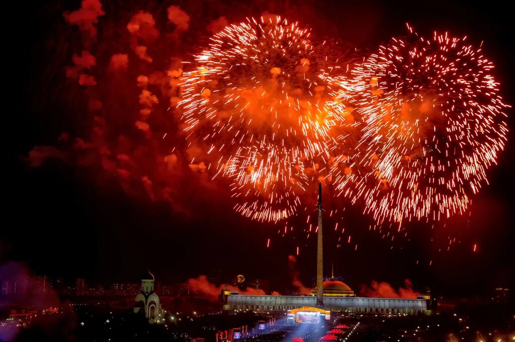 Где находится салютом. Салют 9 мая Москва. Салют Победы 9 мая. Праздничный салют Победы. День Победы фейерверк.