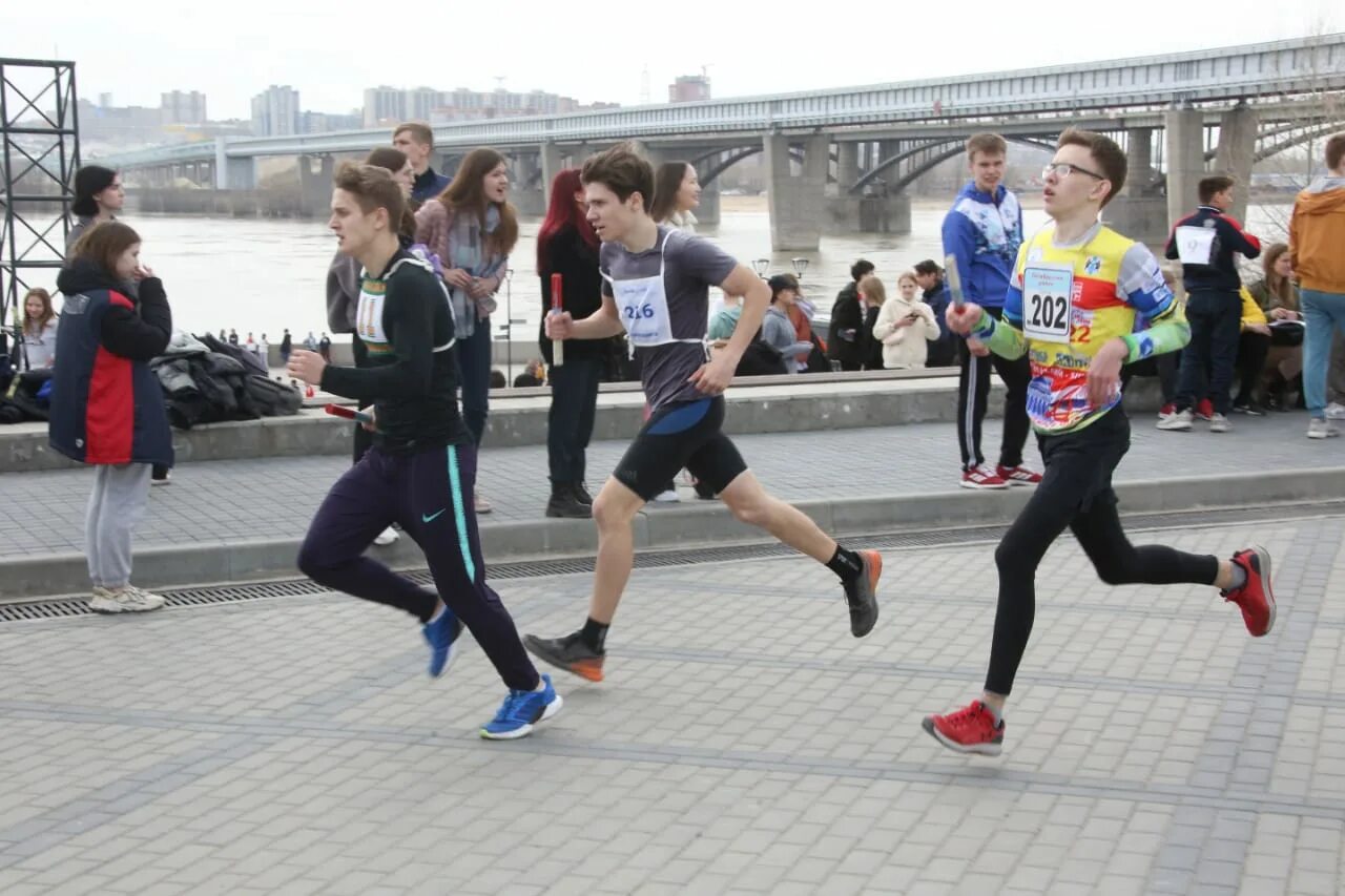 легкоатлетическая эстафета советский район. 1 майская эстафета. эстафетный бег чб. сочи эстафета легкоатлетическая. эстафета 1 мая иваново 2023.