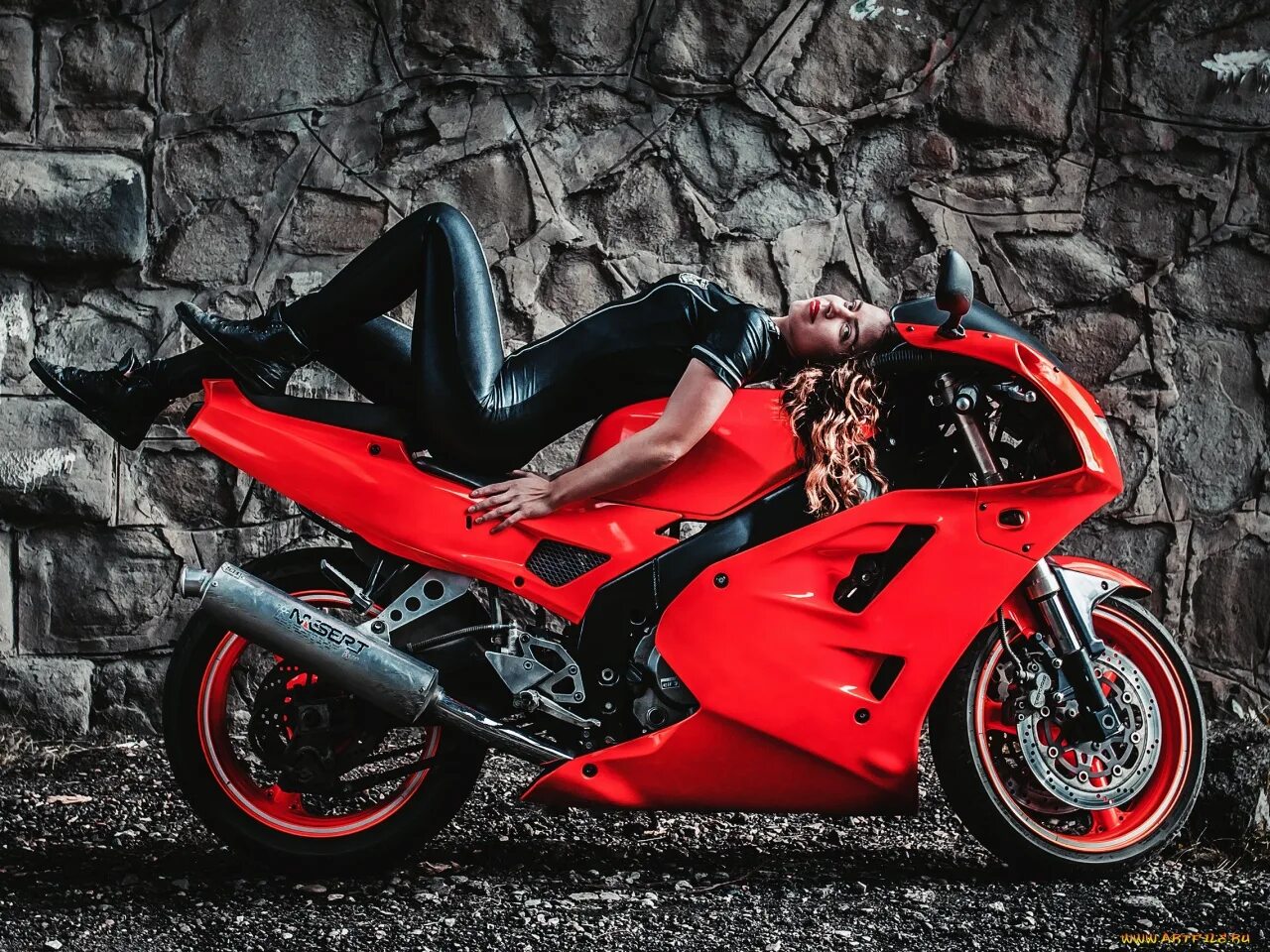 Байкерша дарья полякова. Девушка на красном мотоцикле. Девушка на мотоцикле в купальнике. Девушка на красном мотоцикле. Девушка на красном спортбайке.