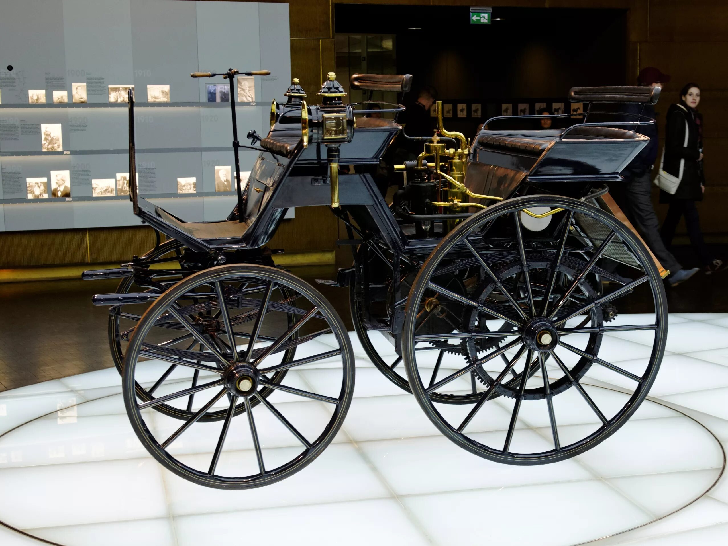 Первый автомобиль внутреннего сгорания. Готлиб Даймлер автомобиль 1889. Первый Мерседес Бенц 1886. Готлиб Даймлер первый автомобиль. Даймлер 1886.