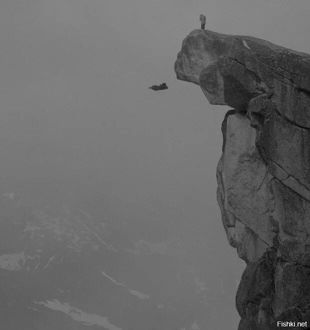 Скала летит. Алекс хоннольд. Рекс финни вингсьют. Парк парящие острова китай. Человек прыгает в воду.