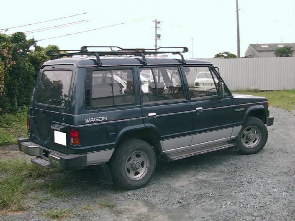 Mitsubishi pajero 1 поколение. Митсубиси Паджеро 1 поколения. Митсубиси Паджеро 1 1991. Мицубиси Паджеро 1986. Мицубиси Паджеро 1987.