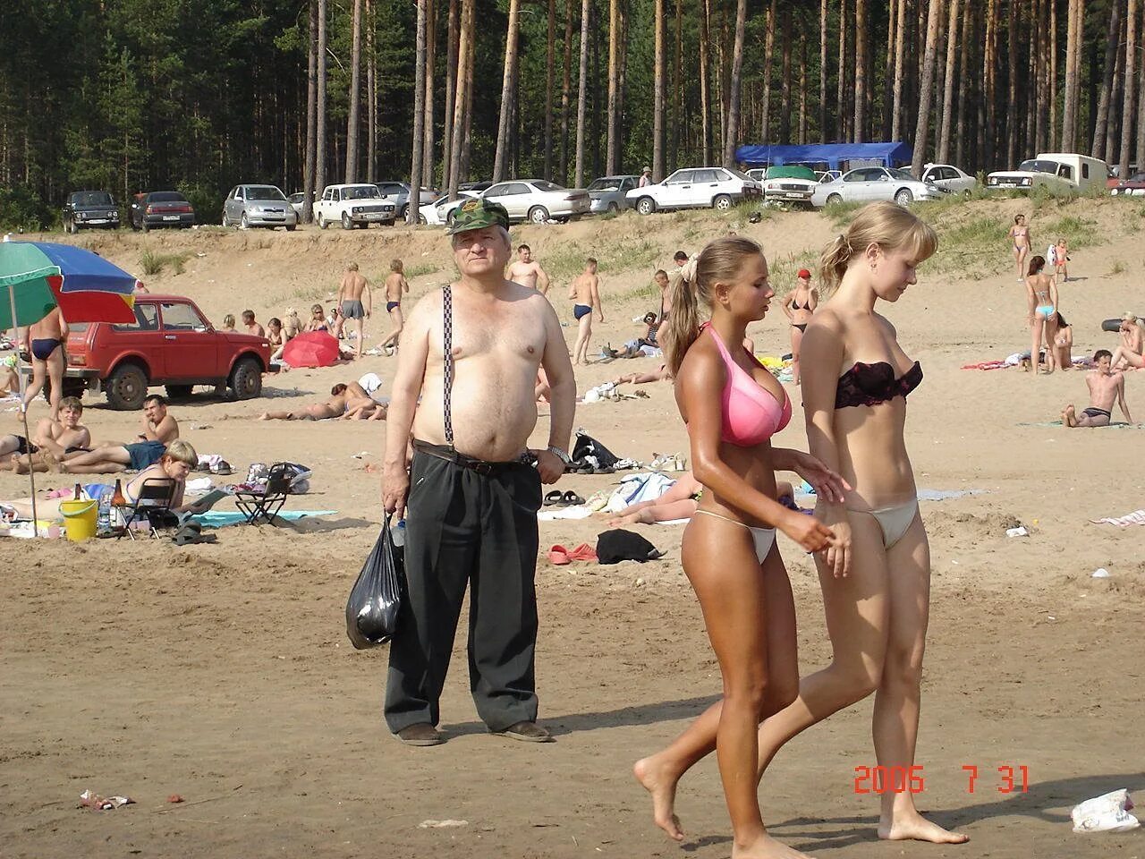 Отдыхающие без комплексов на пляже