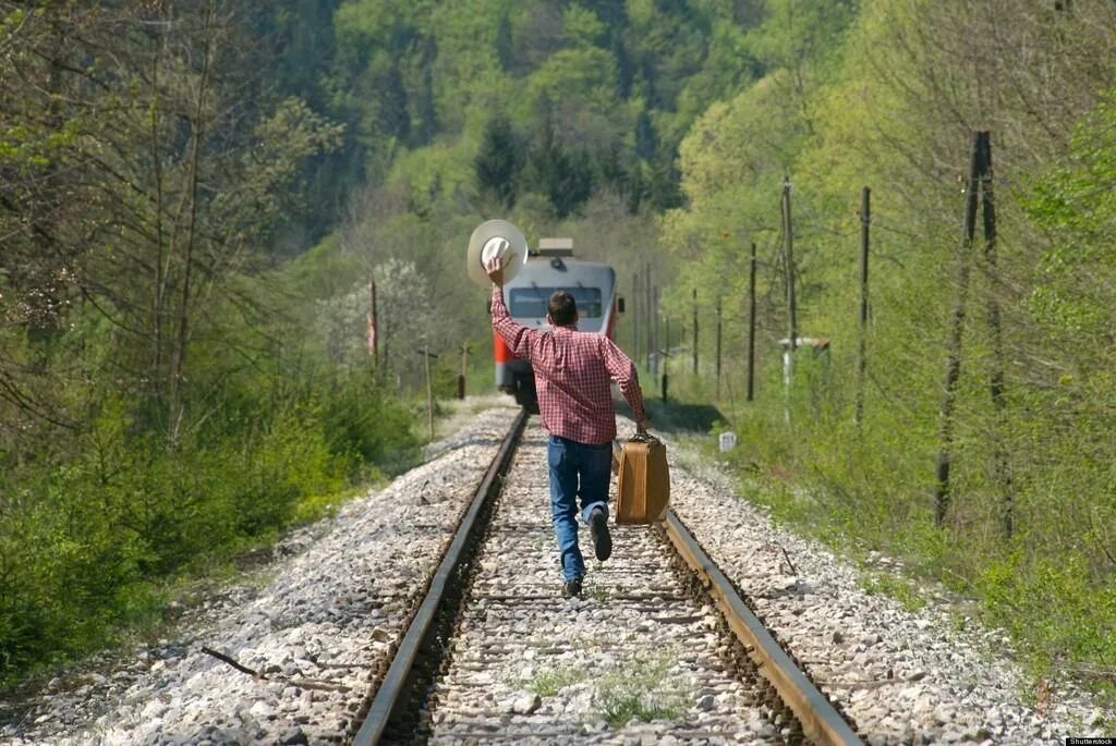 Последний вагон. Уходящий поезд. Человек опаздывает на поезд. Поезд ушел.