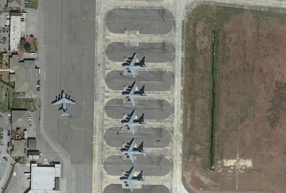 Военный аэродром вид сверху. Военный аэродром взлётная полоса. Военный аэродром DBL C DTH[E. Военная авиабаза вид сверху.