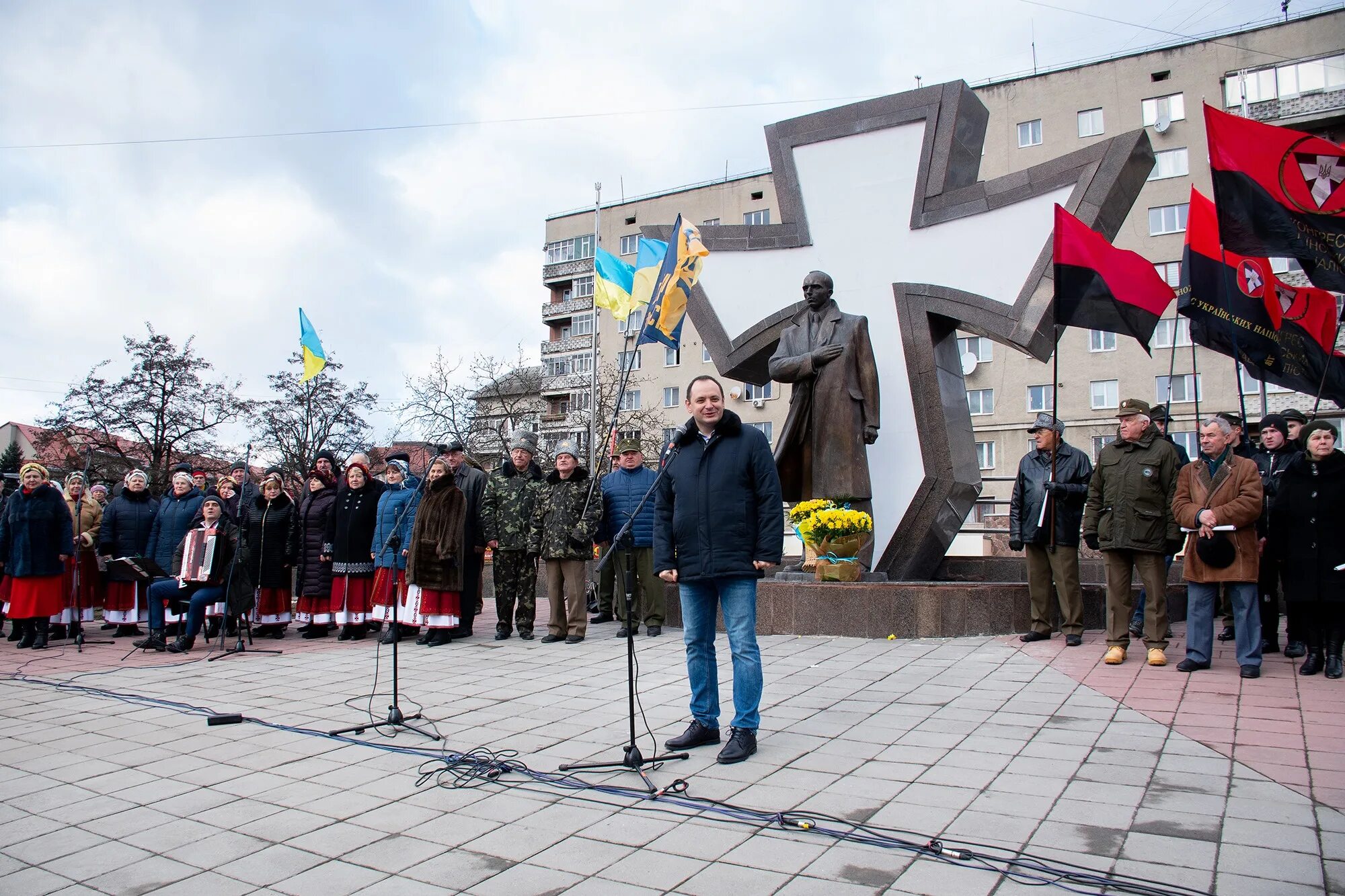 Пам про. Ивано-Франковск памятник Степана Бандеры. Памятник Степану Бандере в Киеве.