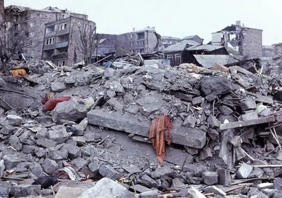 В каком году было землетрясение. Спитак землетрясение 1988. гюмри землетрясение 1988. степанакерт землетрясение 1988. спитакское землетрясение в армении 1988.