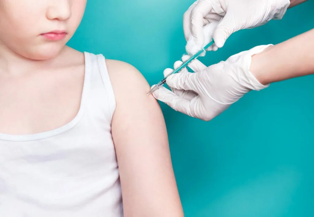 Вакцина в плечо. Прививка детям. Иммунизация детей.