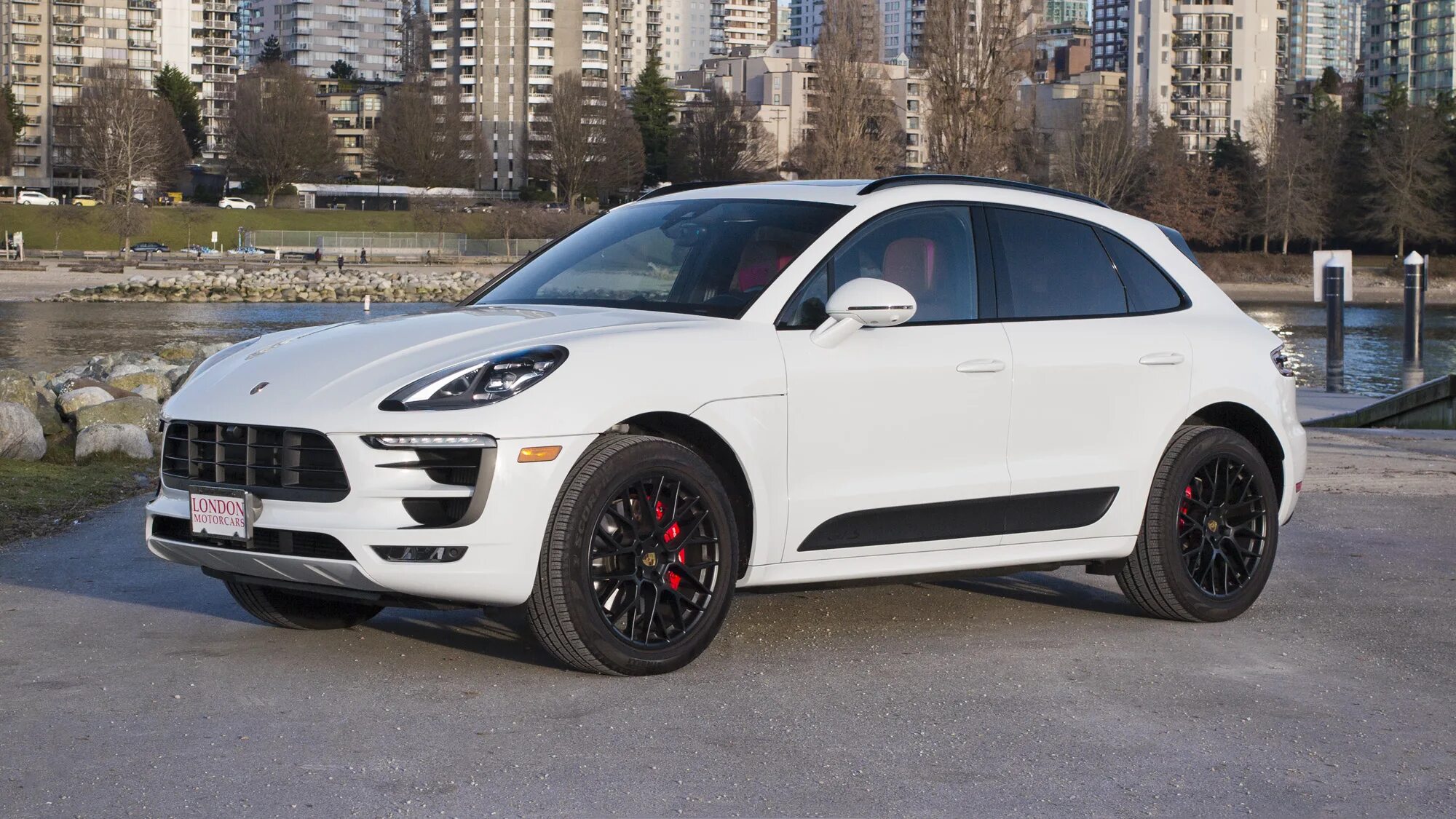 Da game macan. Porsche Macan 2018. Porshe Macan GTS 2018. Белый Porsche Macan 2021. Белый Porsche Macan 2018.