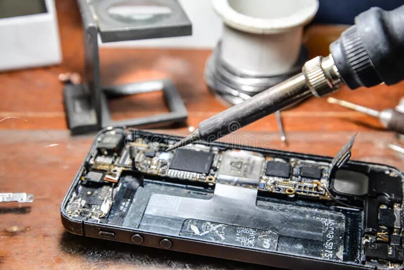 Починка динамика на телефоне. Мастерская смартфонов. Как починить телефон видео. Разбитый айфон. Ремонт телефонов на белом фоне.