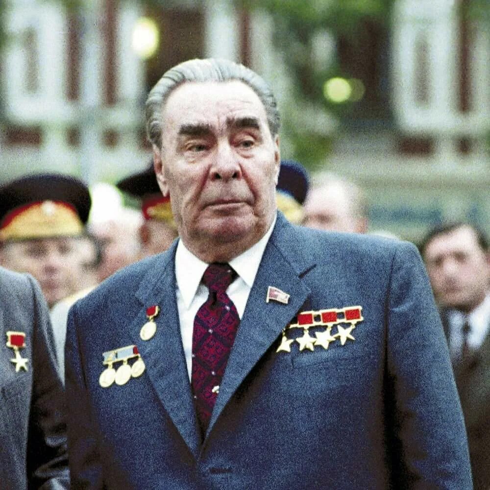 брежнев четырежды герой советского союза. сколько лет ильичу брежневу. ильич брежнев генеральный секретарь. кпсс. сколько лет ильичу брежневу.