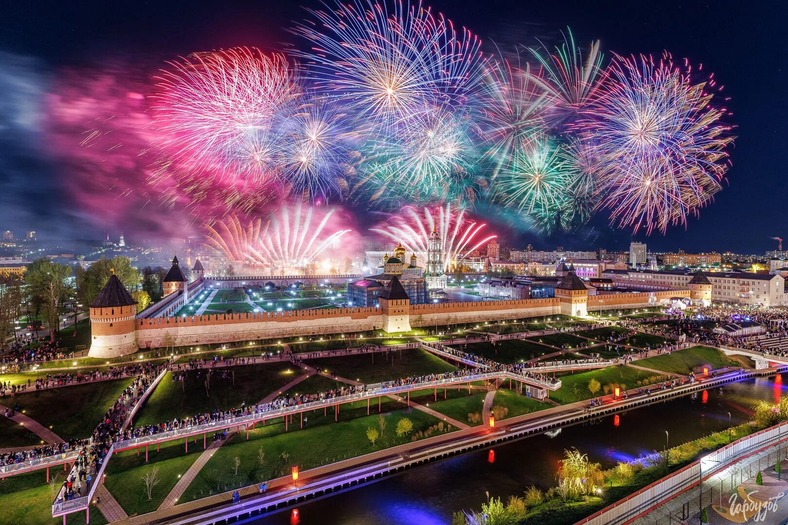 Город тула 9 мая. Тула 2025 салют. салют победы тула. салют в туле 9 мая. тульский кремль салют.
