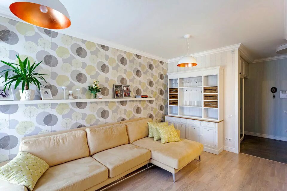 расцветки обоев для зала. обои в 2 комнатной квартире. обои в зал однокомнатной квартиры. комбинация обоев в гостиной. однокомнатные квартиры обои какие.