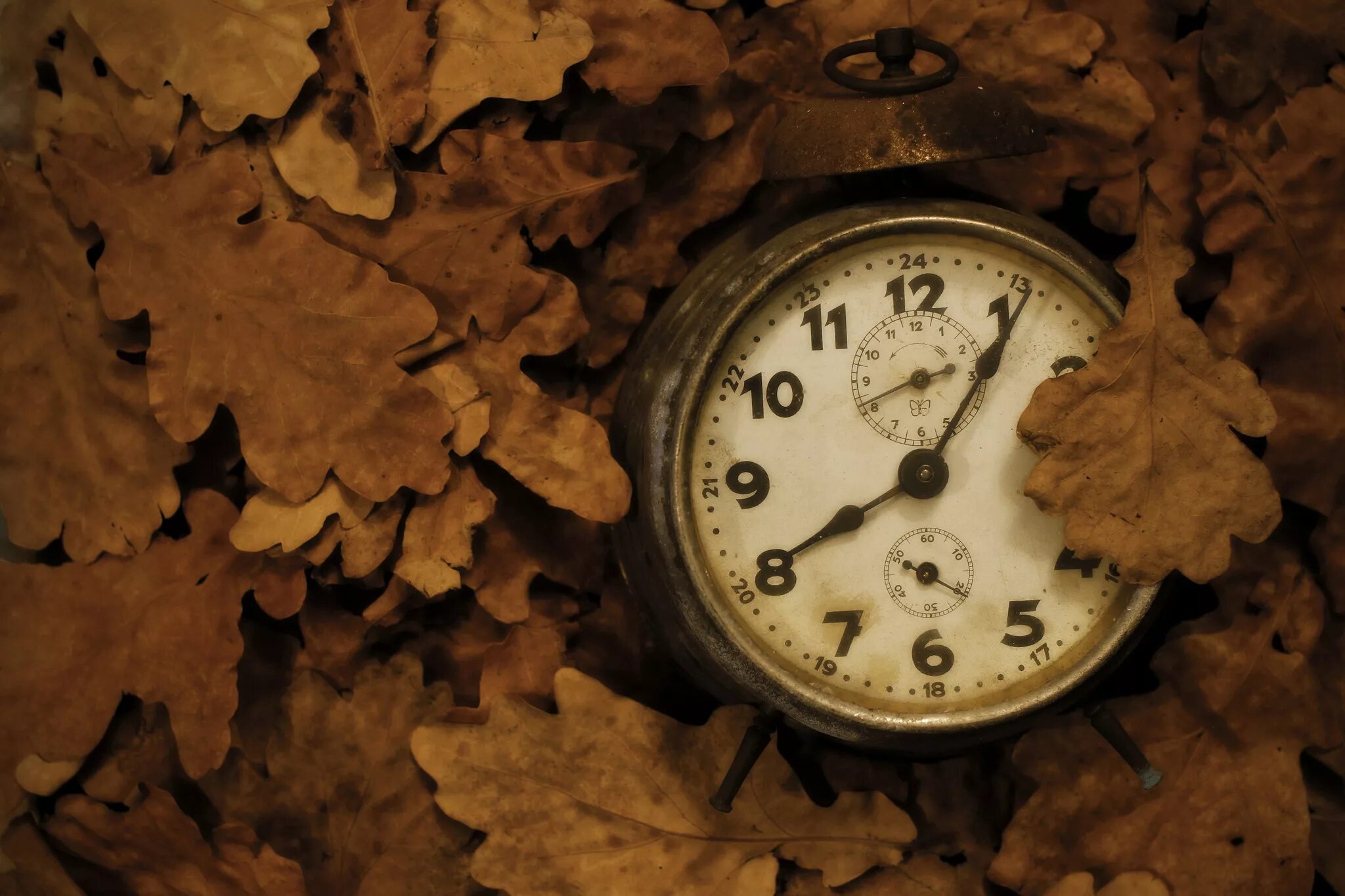 Былыя часы. Осенние часы. Старинные часы. Красивые старинные часы. Сломанные часы.