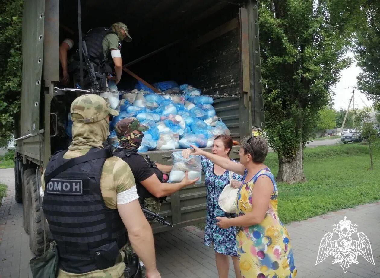 Херсонская область новости сегодня последние происшествия. МЧС Херсонской области. Гуманитарная помощь. МЧС Запорожской области. Сотрудники МЧС И гумпомощь.