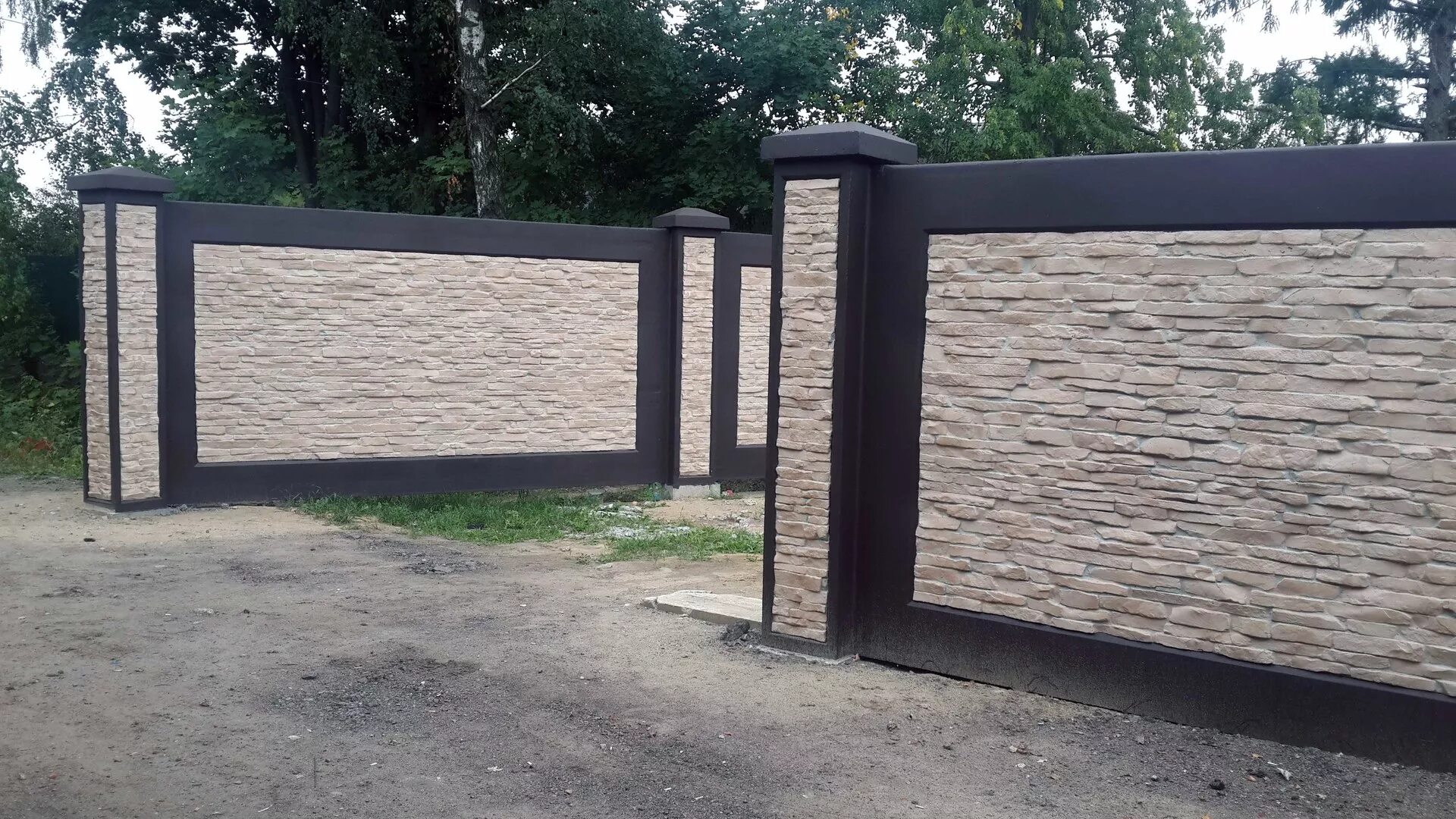 Бетонные заборы для дома. Забор из бетона. Красивые заборы из бетона. Забор из плит. Красивый бетонный забор.