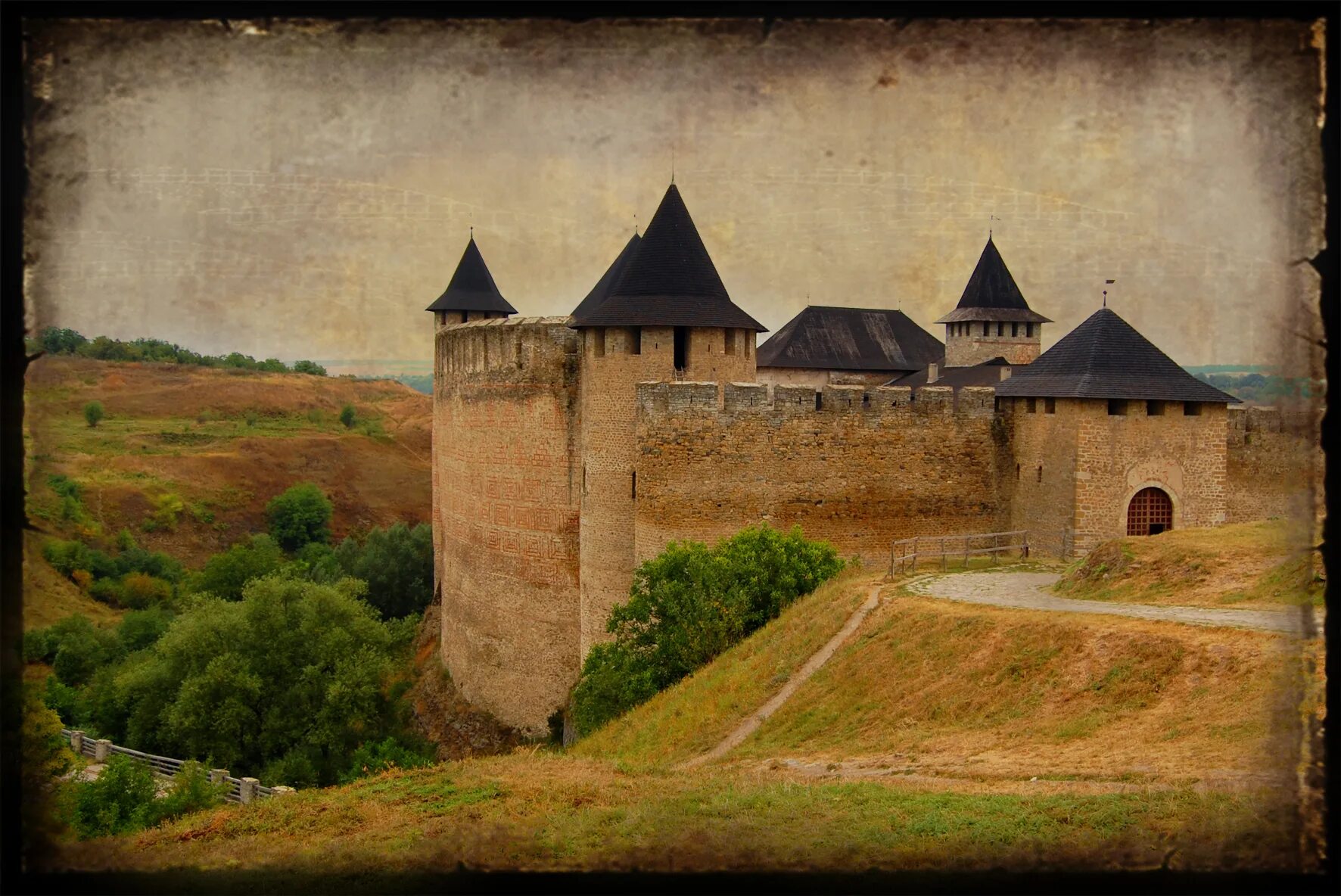 Крепости древности. Стара фортеця крепость. Старинная крепость Оскол. Старинные изображения Хотинская крепость. Старый замок Осетиновка.