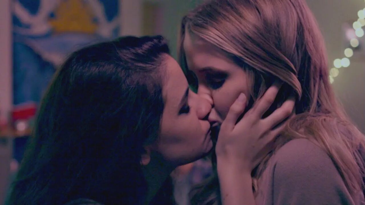 Lesbian 2021. Герлфрендс фильмлесби. Лейтон Мистер lesbian Kiss. Поцелуй девушек.