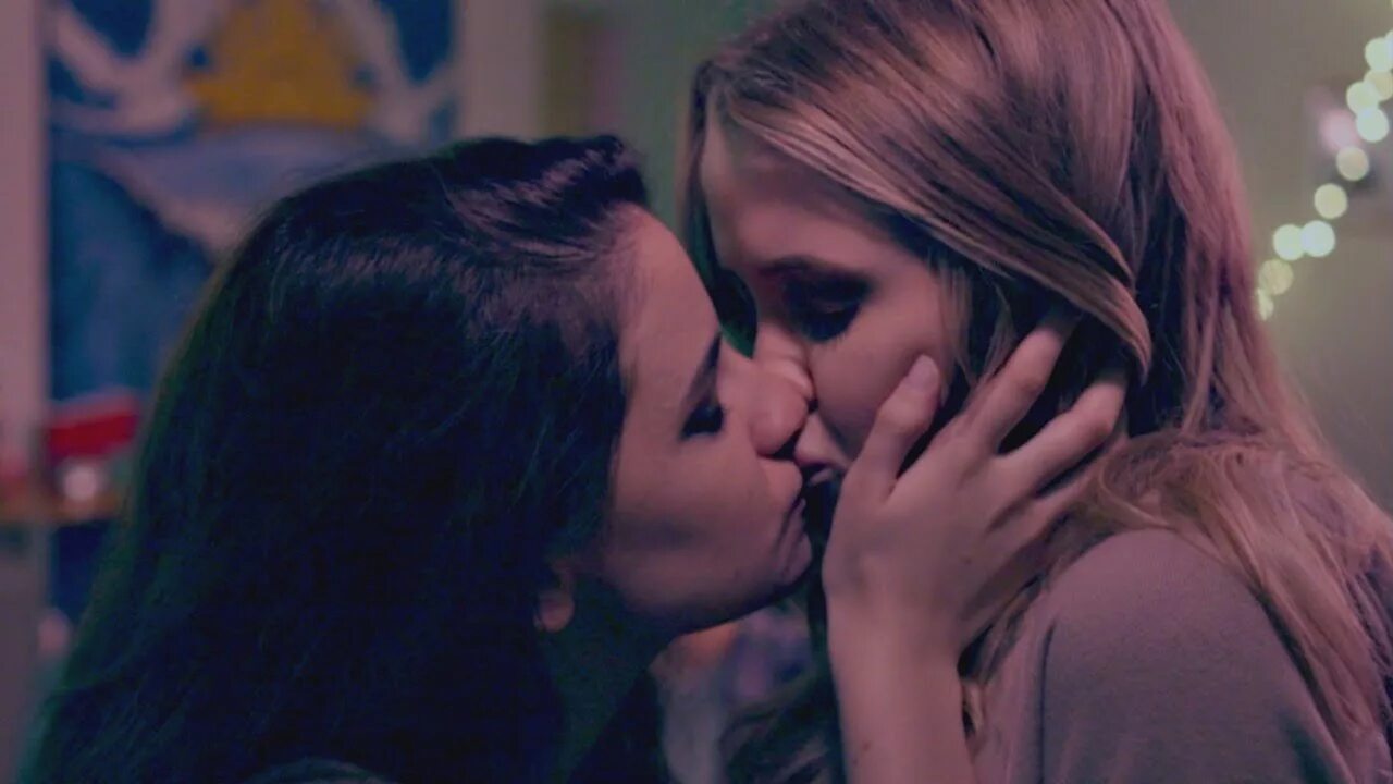 Lesbian part 1. Герлфрендс фильмлесби. Лейтон Мистер lesbian Kiss. Поцелуй девушек.