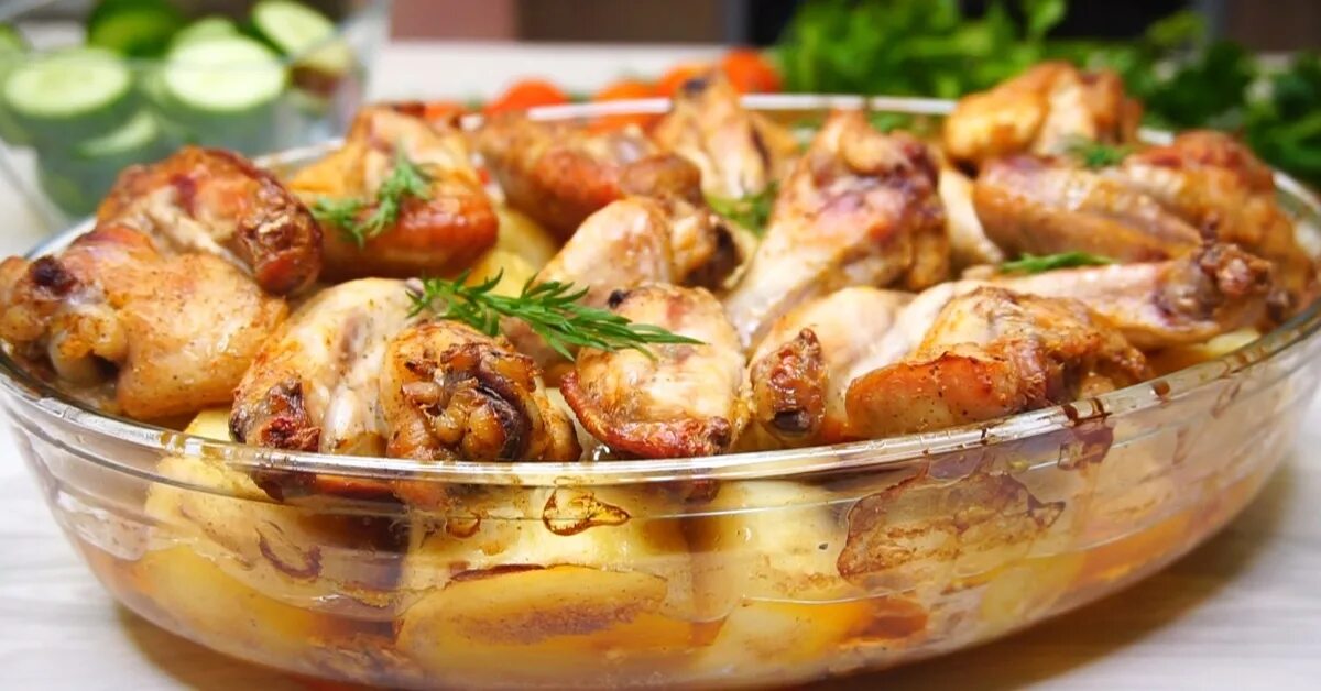 Простое горячее на стол. Вкусные блюда. Картофель с крылышками в духовке. Изысканные блюда на праздничный стол. Курица с картошкой на праздничный стол.