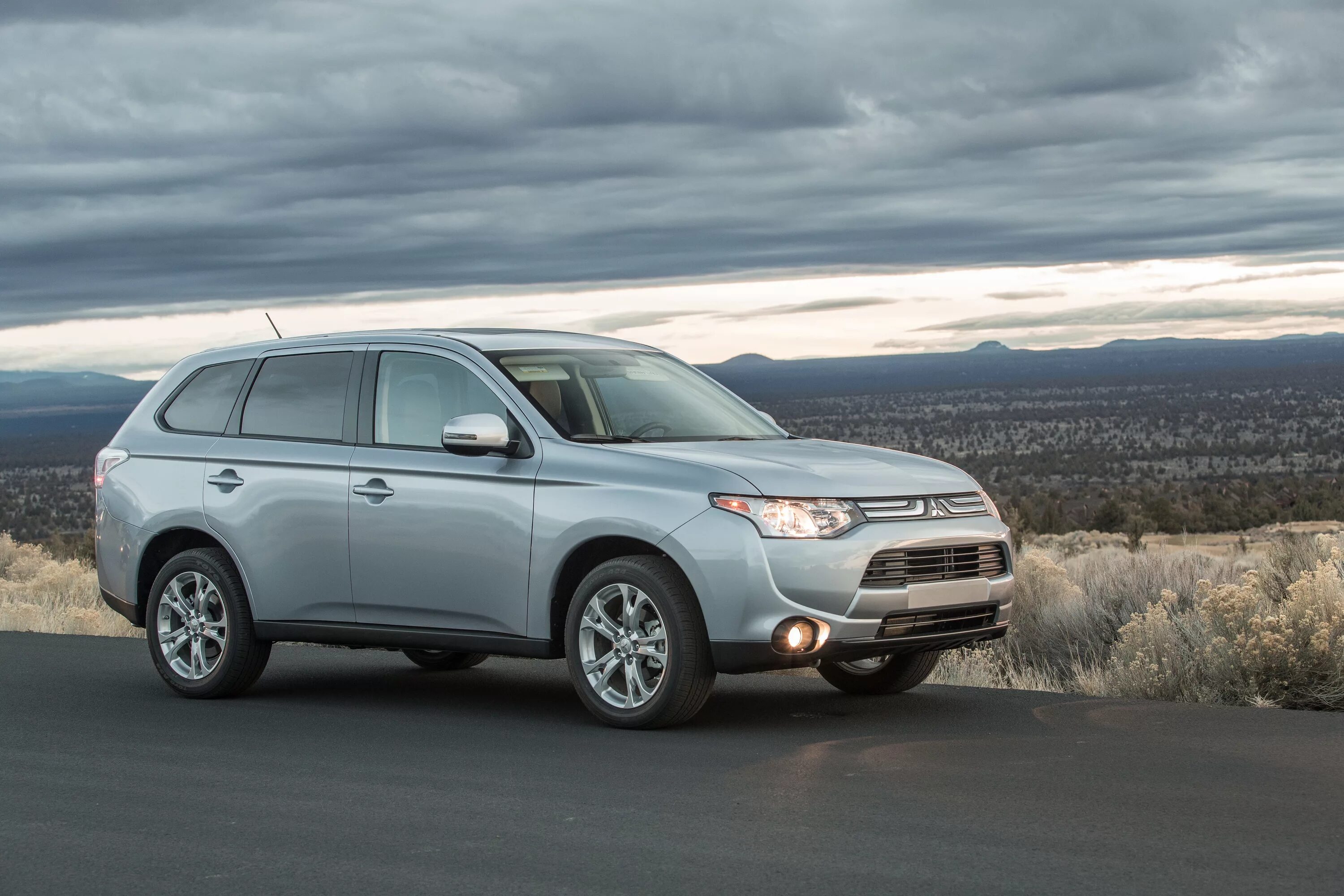 Mitsubishi outlander 5. Mitsubishi Outlander 2013. Мицубиси Аутлендер 2014. Митсубиси Аутлендер 2015. Митсубиши Outlander 2013.