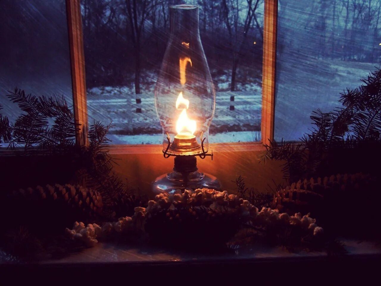 Уютного вечера. Зимний вечер. Свеча в окне. Уютная зима.