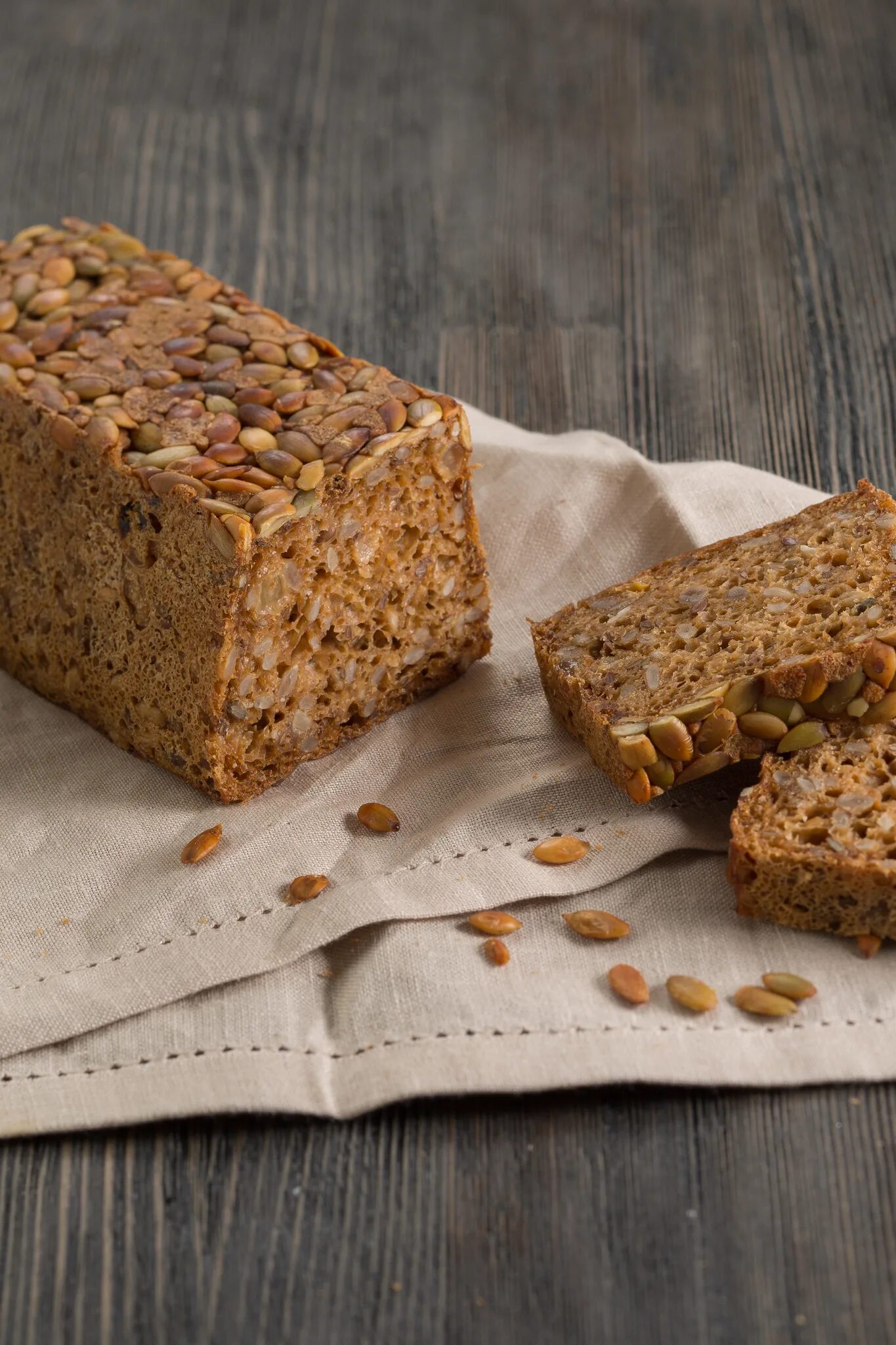 хлеб из цельнозерновой муки без дрожжей. хлеб из ржаной муки. хлеб полбяной бездрожжевой. хлеб без выпечки. кето хлеб.