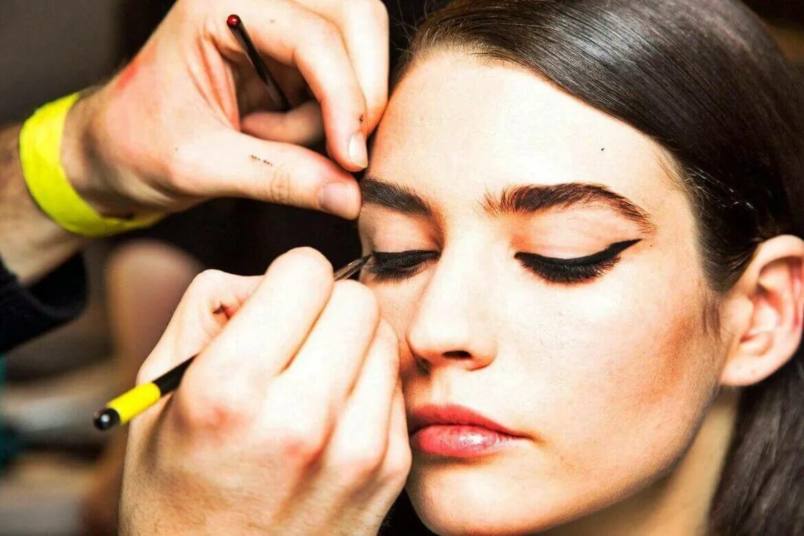 How to do make up. Умеренный макияж. уроки визажиста. make up у людей с 1 веком. глаза навыками женщины.
