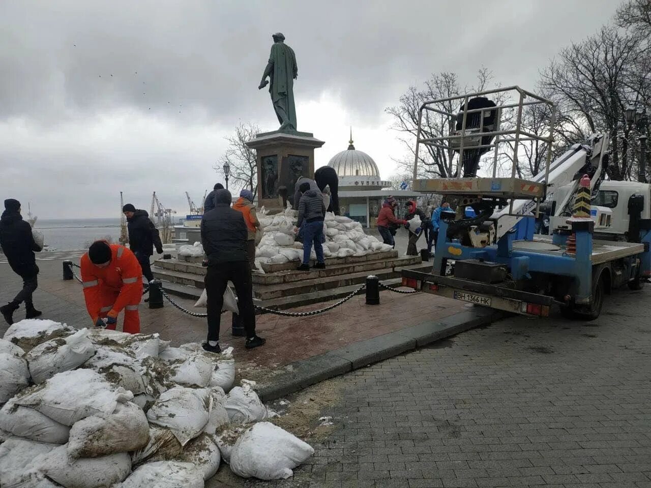 Везет кому то. Одесса везет. Рыба в одессе на привозе названия. Бочка водовоз. Одесситы жители одессы.