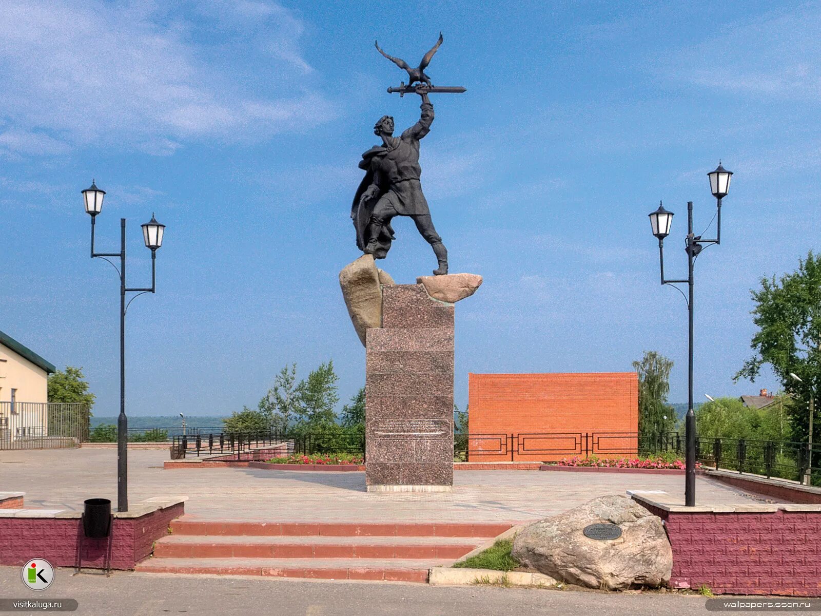 Памятники культуры калужской области. Памятник Владимиру храброму в Малоярославце. Мемориальный комплекс Малоярославец. Памятники г Малоярославец. Малоярославец Калужская область памятники.