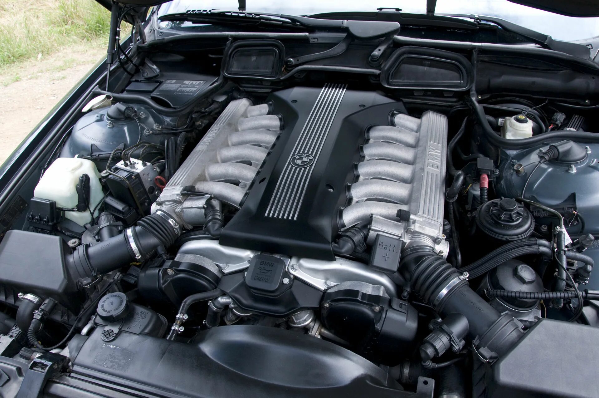 Двигатель бмв 750. BMW 750 e38. БМВ е38 5.4 v12. BMW e38 750 мотор. Мотор БМВ е38 5.4.