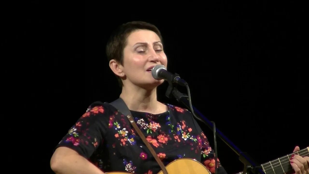 зыкина и дуэт аккордеонистов. ах кавалеров мне вполне хватает текст. песня а кавалеров мне вполне хватает. песня бежит река текст песни. фильм 1962 года течет волга.