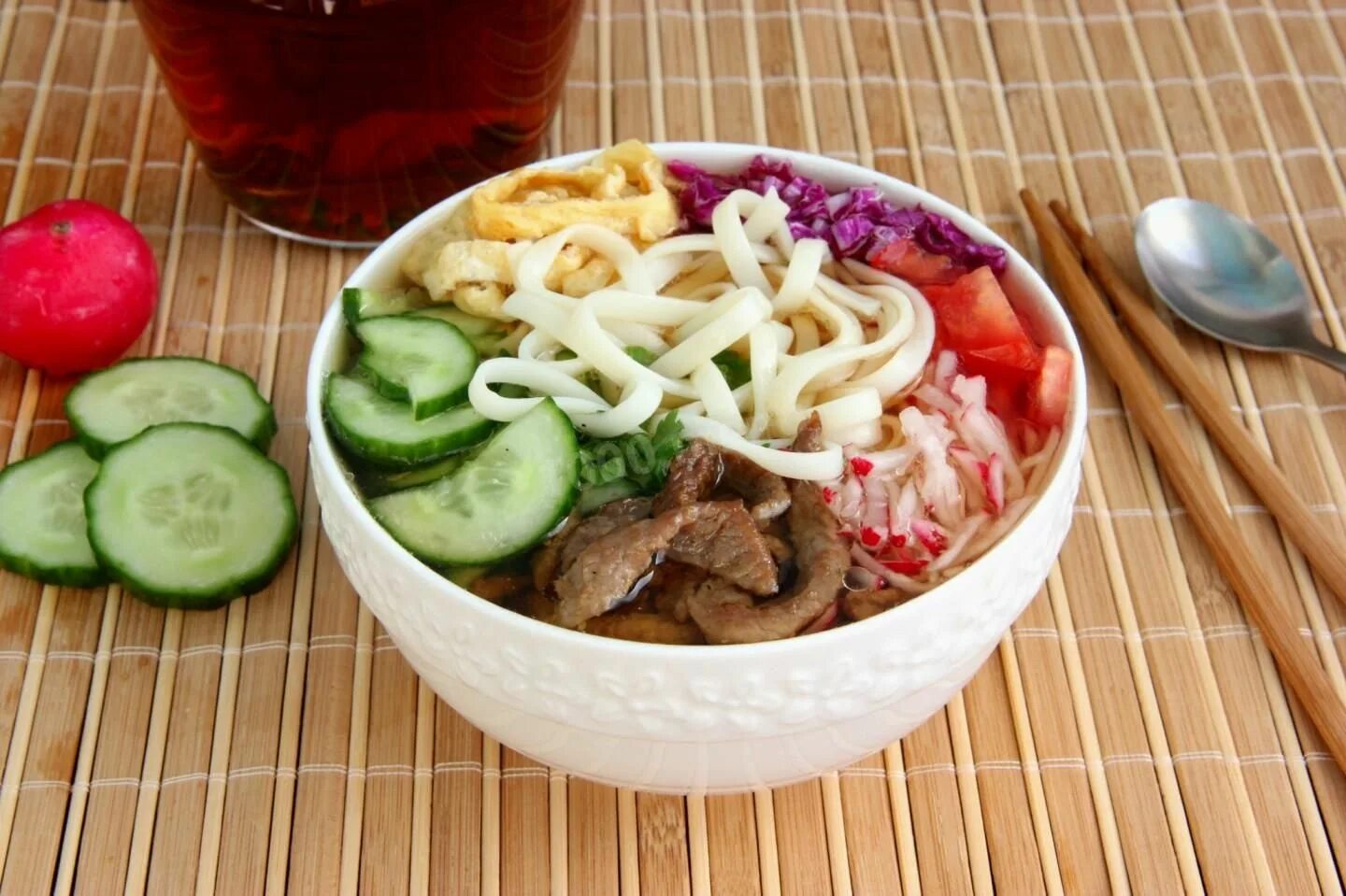 Рецепт кукси с мясом. Корейский суп кукси. корейский холодный суп кукси. кукси по-корейски. корейская окрошка кукси.