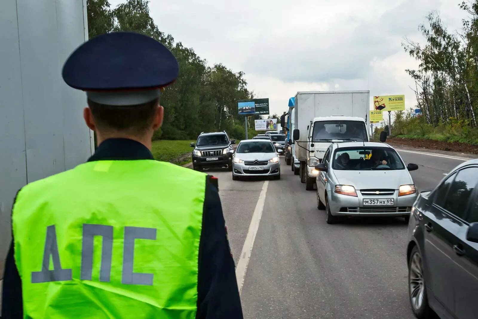 Наказание предусмотренное за езду. Штраф за езду по обочине. Движение по обочине штраф. Обгон по обочине штраф. ДПС И обочечники.