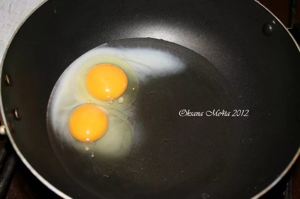 как пожарить яичницу без масла. яичница жареная без масла. глазок яичница. как приготовить яичницу без яиц. яичница глазунья 4 яйца.
