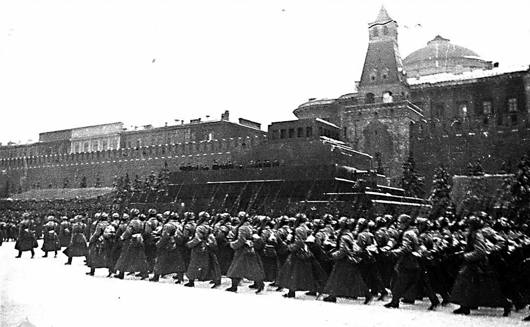 Парад 7 ноября 1941. Парад 1941 года на красной площади. Парад советских войск 7 ноября 1941 года на красной площади. Военный парад на красной площади 7 ноября 1941 г. Военный парадом 7 ноября 1941 г принимал