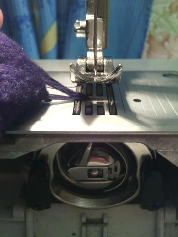 Почему в швейной машинке рвется верхняя. Швейная машинка Чайка 142 нижняя нитка петлями. Швейная машинка Leran 820 ATF. Чайка 134а швейная машина путается нижняя нить. Швейная машинка Чайка 2 нижняя нить путается.