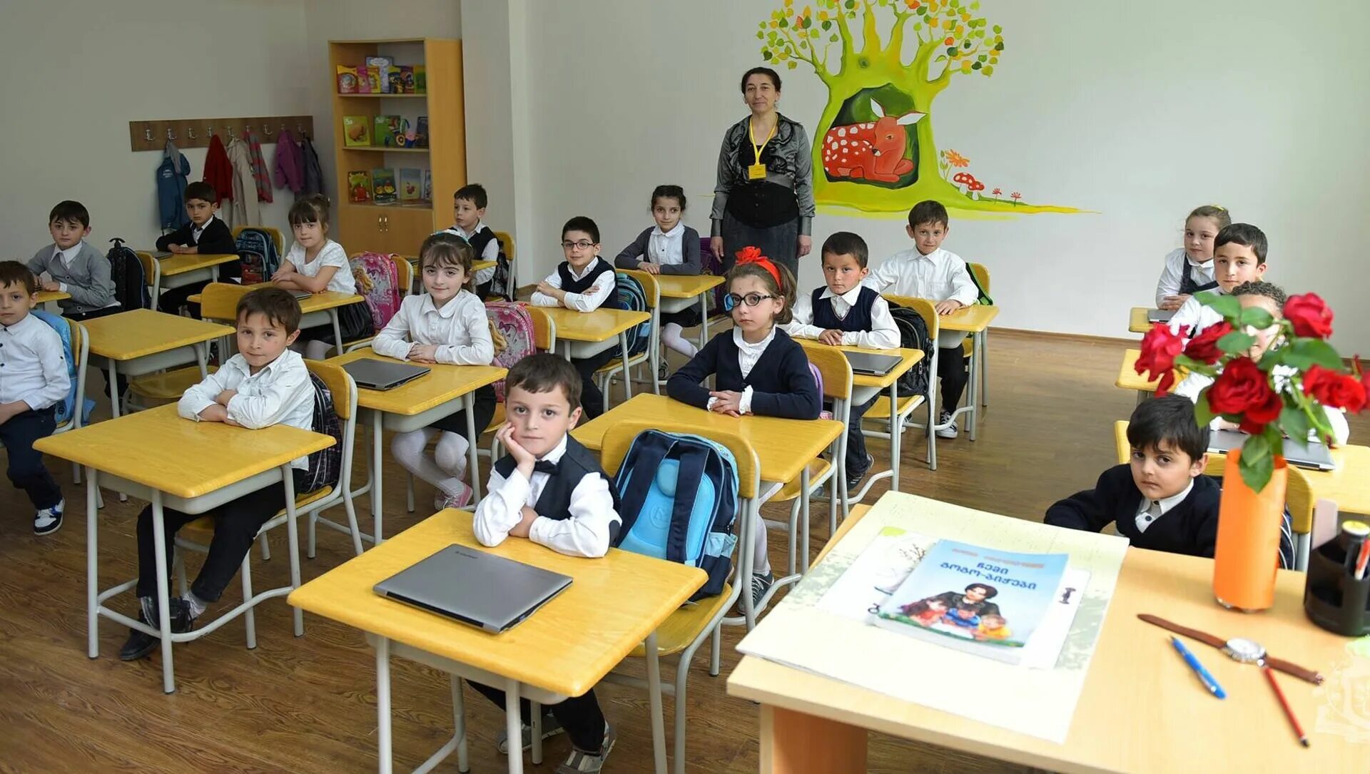 Русскоязычные школы в грузии. Когда в грузии идут в школу. Школьники грузии. 98 школа тбилиси. Грузины дети в школе.