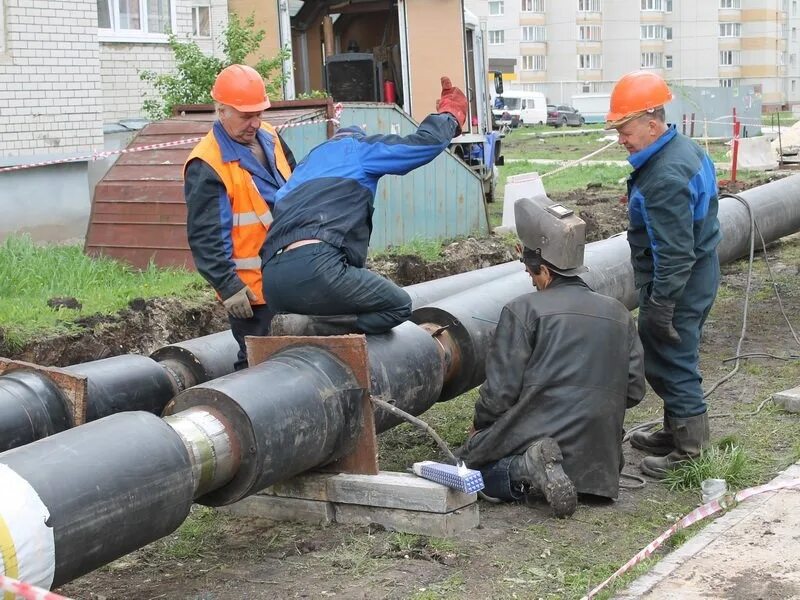 Теплотрасса в городе. Работники тепловых сетей. Наружная теплотрасса. Теплотрасса котельной. Тепловые сети 85