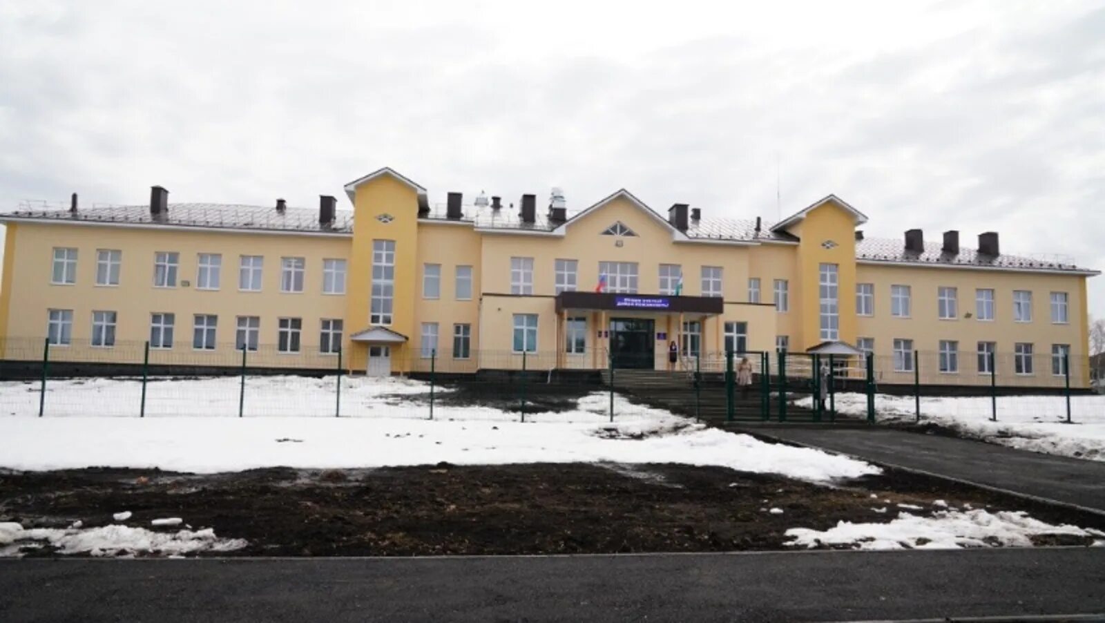 Дуванская средняя школа. Дуванская средняя школа. Дуванская средняя школа фото. Дуван. Дуванская средняя школа.