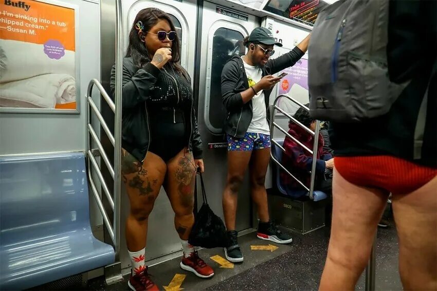 Без штанов без цензуры. No Pants Subway Ride Москва. В метро без штанов 2020 Москва. Нью Йорк метро без штанов. Флешмоб в метро без штанов.