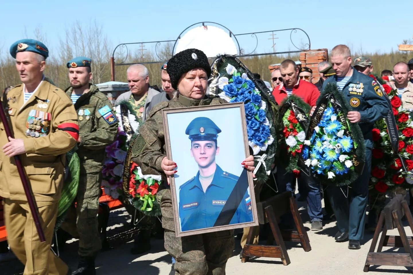 Сколько погибших на сво российских военных. Похороны солдата погибшего на Украине. Могилы солдат России погибших в Украине. Похороны военнослужащего. Погибшиеросийскиесолдатынаукраине.