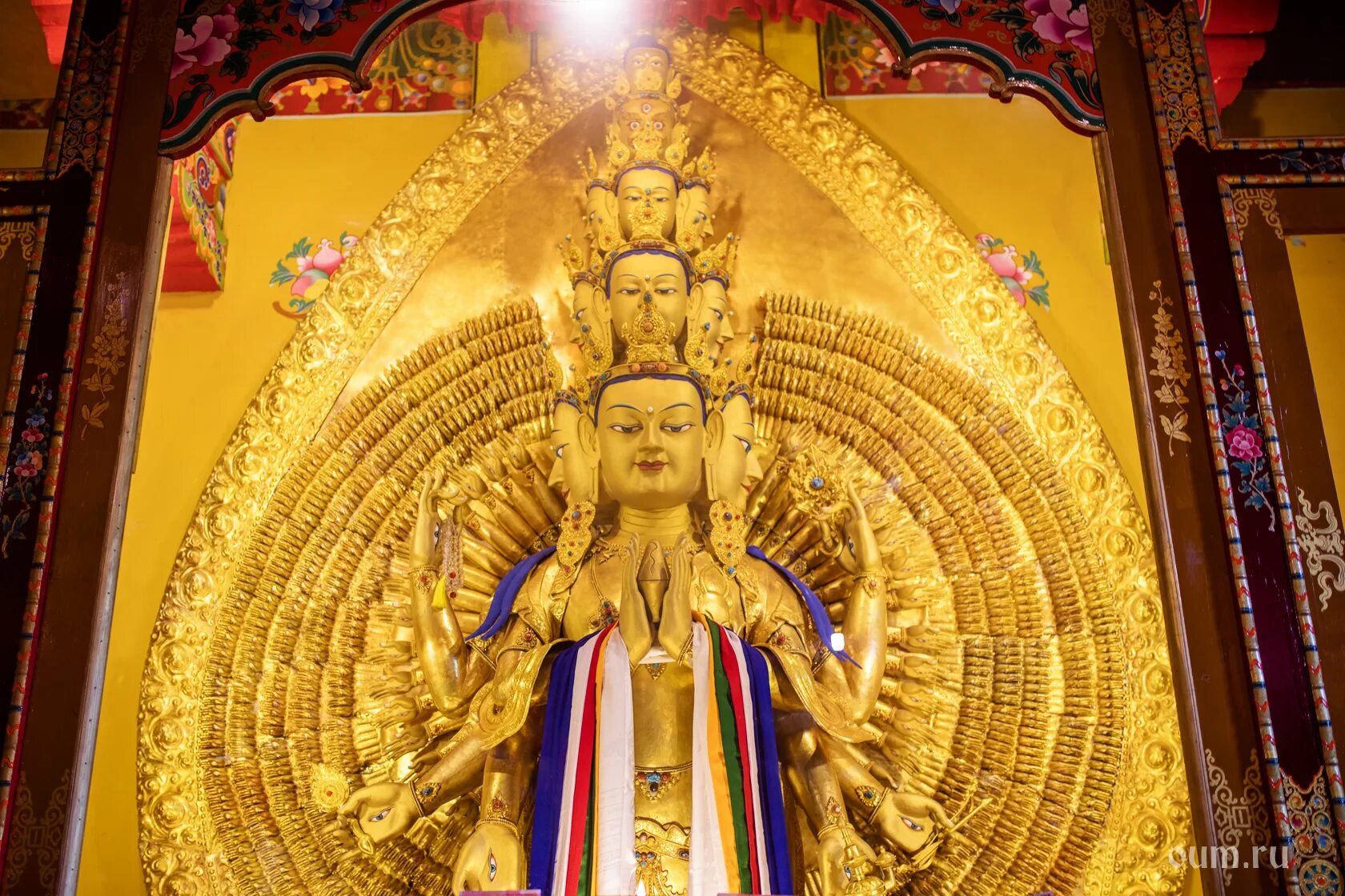 Тысячерукая богиня гуань инь. Тысячерукий авалокитешвара. Будда сострадания авалокитешвара. Будда сострадания авалокитешвара. Статуя бодхисаттвы авалокитешвары.