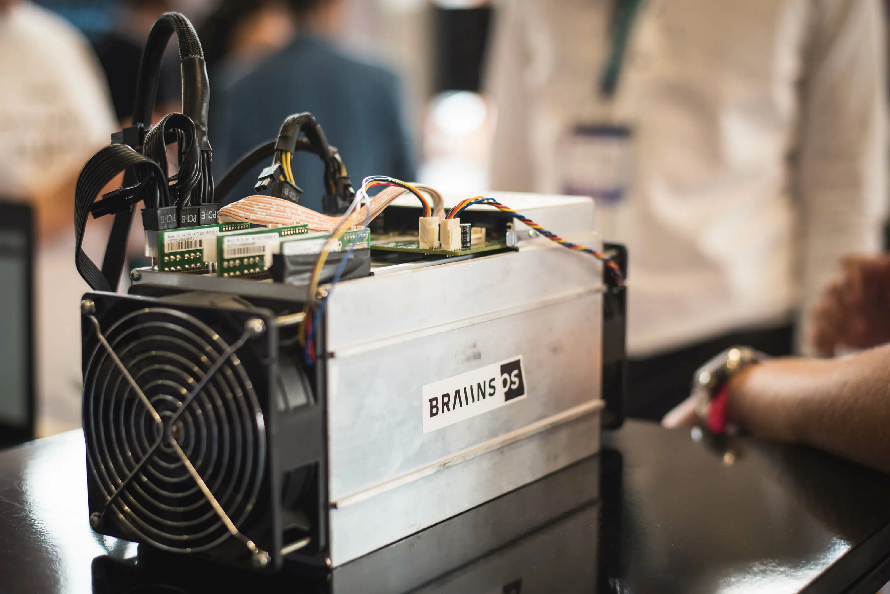 Купить асик для майнинга биткоина. Braiins os Antminer s9. Асикс майнинг. Серверы асиков. S17 Braiins.