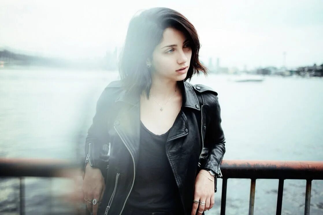 Любовь вдовца сериал эмили. Эмили радд в черном. Мужчина и женщина. Девушку 1 она. Встреча влюбленных.